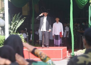 Jadi Inspektur Upacara HSN 2022, Wali Kota Kediri Pakai Sarung dan Peci