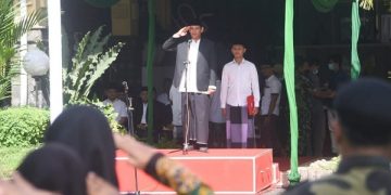 Wali Kota Kediri, Abdullah Abu Bakar saat menjadi inspektur upacara bendera Hari Santri Nasional 2022. Foto: Ist