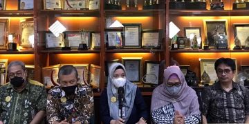 Konferensi pers penyakit ginjal akut di RSSA Malang. Foto: Bacaini/A.Ulul