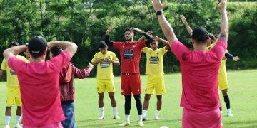 Pemain Arema FC melakukan latihan perdana paska tragedi Kanjuruhan. Foto: Bacaini/A.Ulul