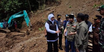 Khofifah didampingi Bupati Nur Arifin meninjau lokasi longsor. Foto: Bacaini/Aby