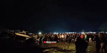 Penonton mengamuk setelah pertunjukan musik dibubarkan polisi. Foto: Tangkapan layar