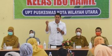Wali Kota Kediri, Abdullah Abu Bakar saat hadir dalam Kelas Ibu Hamil di Kelurahan Setonopande. Foto: Ist