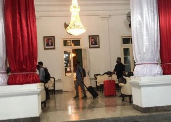 KPK Geledah Kantor Bupati Bangkalan, Keluar Bawa 2 Koper