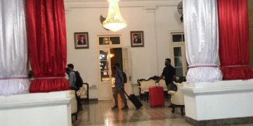 Petugas KPK Bawa dua koper dari dalam rumah dinas bupati Bangkalan. Foto: Bacaini/Rusdi