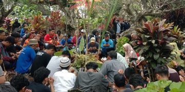 Suasana pemakaman korban tragedi Kanjuruhan ke-135. Foto: Bacaini/A. Ulul