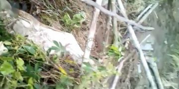 Jenazah yang keluar dari kubur akibat banjir di Tulungagung. Foto: Tangkapan layar