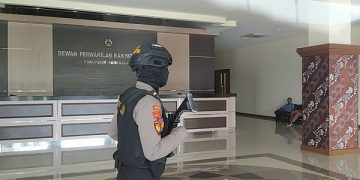 Suasana sepi dan penjagaan ketat polisi saat KPK menggeledah kantor DPRD Bangkalan. Foto: Bacaini/Rusdi