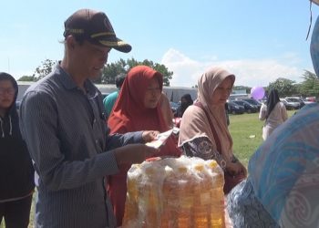 Ratusan Warga di Jombang Serbu Pasar Sembako Murah