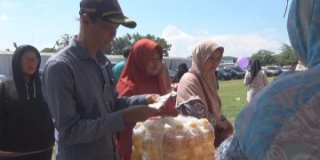 Warga yang mengantre di operasi pasar murah. Foto: Bacaini/Syailendra