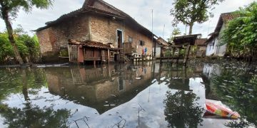 Kondisi banjir bercampur limbah menggenangi rumah warga di Desa Sidorejo, Kecamatan Kauman, Tulungagung. Foto: Bacaini/Setiawan