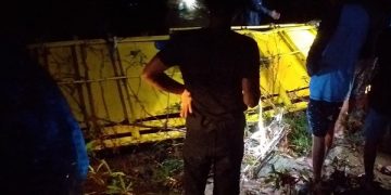 Kondisi truk muatan tebu yang hanyut di sungai di Blitar. Foto: Ist