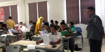 Panwascam terpilih saat menjalani tes kesehatan di RSUD Bangkalan. Foto: Bacaini/Rusdi
