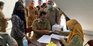 Tes urine ASN Kabupaten Kediri. Foto: Ist