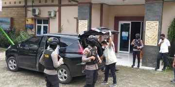 Tim penyidik KPK menggeledah salah satu mobil milik pejabat Pemkab Bangkalan. Foto: Bacaini/Rusdi