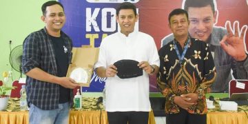 Wali Kota Kediri, Abdullah Abu Bakar menunjukkan salah satu produk rajutan Singonegaran. Foto: Ist