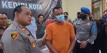 Bagus Setiawan, pelaku perampokan Bank BPR Kota Kediri memakai baju tahanan. Foto: Bacaini