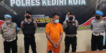 Bagus Setiawan memakai baju tahanan dan diborgol saat konferensi pers di Mapolres Kediri Kota. Foto: Bacaini/Novira