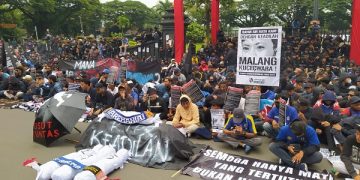 Demo Aremania di depan Balai Kota Malang. Foto: Bacaini/A.Ulul