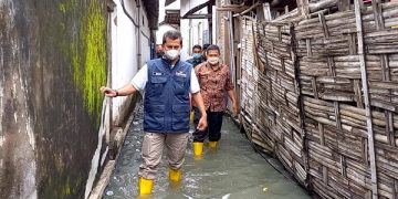 Bakorwil I Madiun saat meninjau banjir bercampur limbah pabrik di Tulungagung. Foto: Bacaini/Setiawan