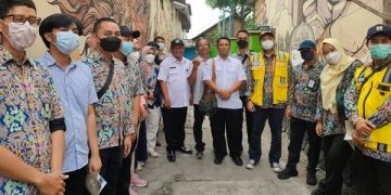 Tim Kementerian PUPR RI berfoto bersama di lingkungan Kelurahan Balowerti, Kota Kediri. Foto: Ist