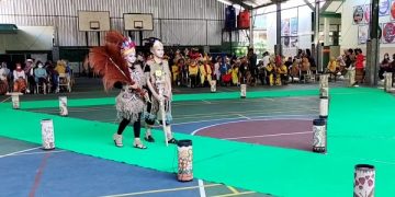 Lomba parade busana adat di SMP Negeri 4 Kota Kediri. Foto: Bacaini/AK.Jatmiko