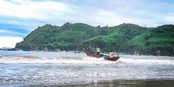 Tampak Nelayan di Tulungagung sedang menarik kapal menuju ke laut. Foto: Bacaini/Setiawan