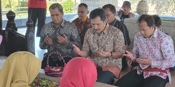 Ketua DPRD DIY Eko Suwanto (tengah) di Makam Bung Karno.