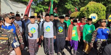 Wali Kota Kediri, Abdullah Abu Bakar ikut berbaur bersama peserta jalan sehat sarungan. Foto: Ist