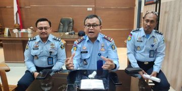 Kalapas Kelas II A Kediri, Asih Widodo saat menjelaskan perkara pengeroyokan. Foto: Bacaini/AK.Jatmiko