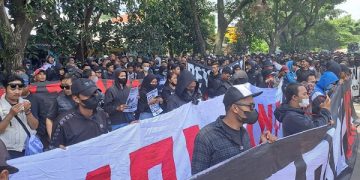 Massa Aremania di depan Kantor Kejari Kota Malang. Foto: Bacaini/A.Ulul