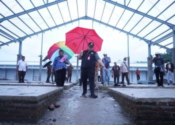 Bupati Kediri Hanindhito Himawan Pramana memeriksa proyek Pasar Wates.