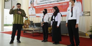 Mas Dhito bersama tiga CPNS yang berani menyampaikan kritik untuk Pemkab Kediri. Foto: Ist