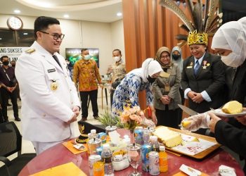 Bupati Kediri dan Gubernur Jatim menikmati nanas Pasir Kelud.