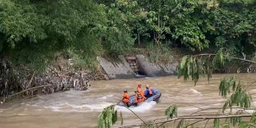 Proses pencarian pelajar yang hilang di Sungai Ngasinan, Trenggalek. Foto: Bacaini/Aby