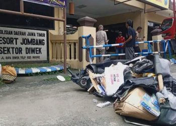 Tabrak 3 Motor, Dump Truk Hantam Mapolsek Diwek Jombang