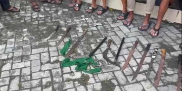 Sejumlah senjata tajam yang berhasil diamankan polisi dari 10 pemuda gerombolan pemotor. Foto: Ist