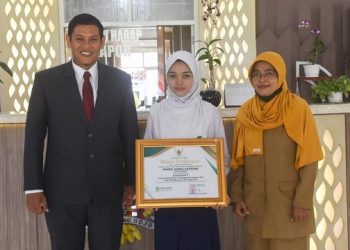 Amira Azwa Safrina (tengah) berfoto bersama Wali Kota Kediri, Abdullah Abu Bakar. Foto: Ist