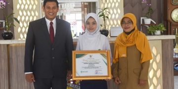 Amira Azwa Safrina (tengah) berfoto bersama Wali Kota Kediri, Abdullah Abu Bakar. Foto: Ist