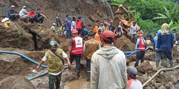 Petugas melakukan pencarian korban sekaligus mengeruk material longsor. Foto: BPBD Kabupaten Malang