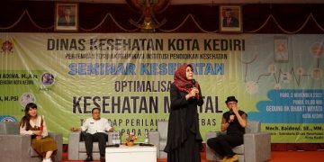 Psikolog Vivi Rosdiana saat hadir sebagai pemateri dalam seminar kesehatan Dinkes Kota Kediri. Foto: Ist