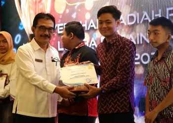 Kepala Diskominfo Kota Kediri Apip Permana memberikan penghargaan pada pemenang lomba desain grafis. Foto: ist