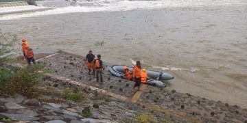 Proses pencarian dua remaja di Sungai Brantas Jombang. Foto: Bacaini/Syailendra