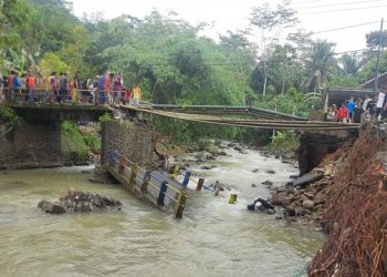 Kondisi jembatan putus di Desa Sawahan Kabupaten Trenggalek. Foto: Bacaini/Aby