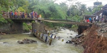 Kondisi jembatan putus di Desa Sawahan Kabupaten Trenggalek. Foto: Bacaini/Aby