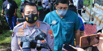Kombes Pol Dirmanto didampingi tim dokter saat memberikan keterangan terkait proses autopsi. Foto: Bacaini/A.Ulul