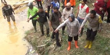 Mensos Risma saat meninjau banjir di Kecamatan Munjungan, Kabupaten Trenggalek. Foto: Bacaini/Aby