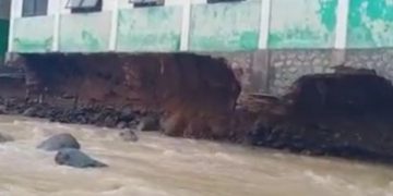 Bagian belakang gedung sekolah yang tergerus air banjir. Foto: Bacaini/Aby