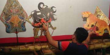 Seorang anggota Kodrat Tulungagung sedang berlatih memainkan wayang kulit. Foto: Kondrat Tulungagung