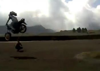 Aksi jumping seorang wisatawan di lautan pasir Gunung Bromo. Foto: Tangkapan layar